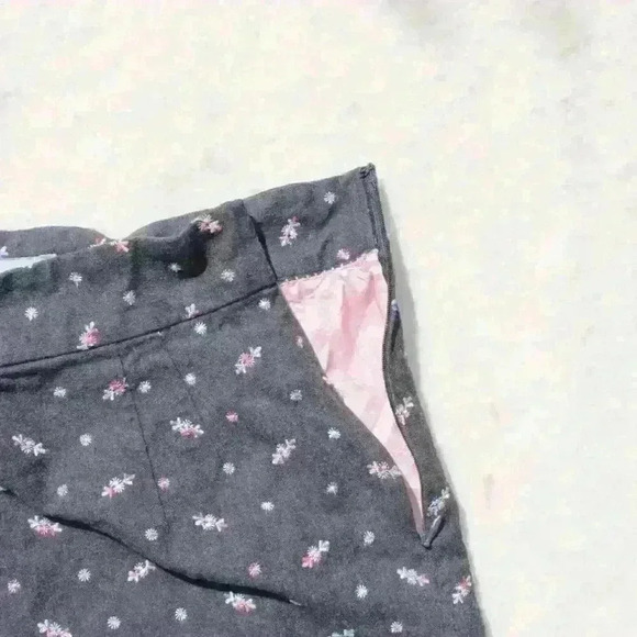 ANTHROPOLOGIE Pencil Skirt Gray Embroidered Flowers Dark Academia Size S / M - Picture 7 of 9